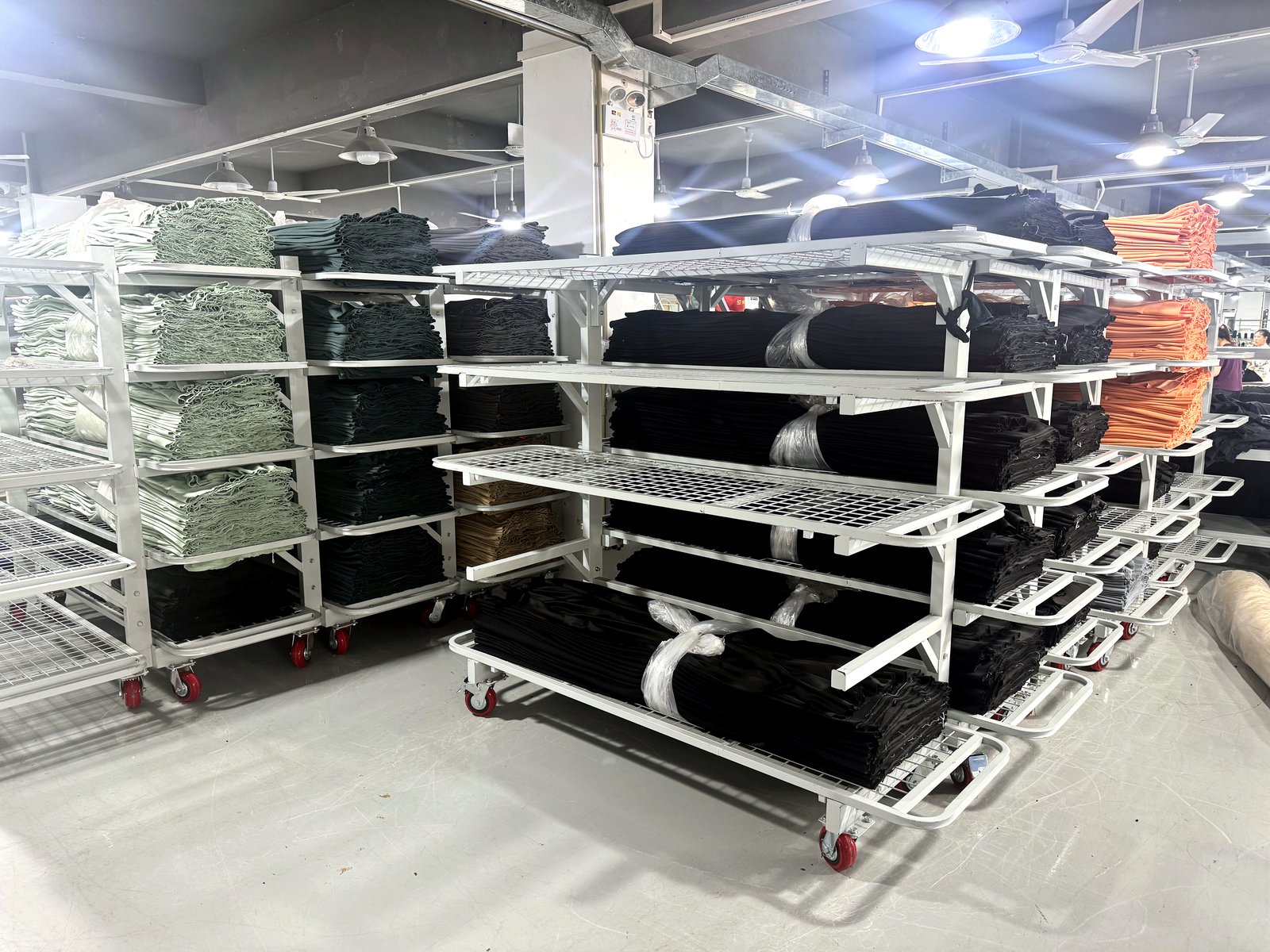 裁片分区 · 整洁暂存 Cut Panels, Neatly Staged
